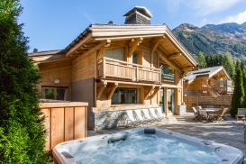 Chalet Cristal hot tub on south oriented terrace